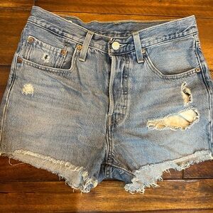 501 Levi distressed jean shorts 🧊
